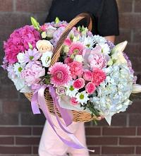 Композиция солнечный день в Кулебаки Цветочная композиция из Розы, Хризантемы, Пионы и Лизиантусы в корзине в Кулебаки